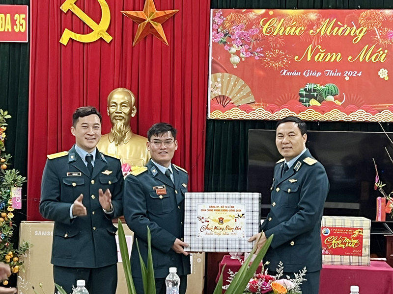 Quân chủng Phòng không - Không quân kiểm tra sẵn sàng chiến đấu và chúc Tết Trạm Ra đa 35