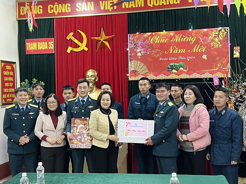 Quân chủng Phòng không - Không quân kiểm tra sẵn sàng chiến đấu và chúc Tết Trạm Ra đa 35