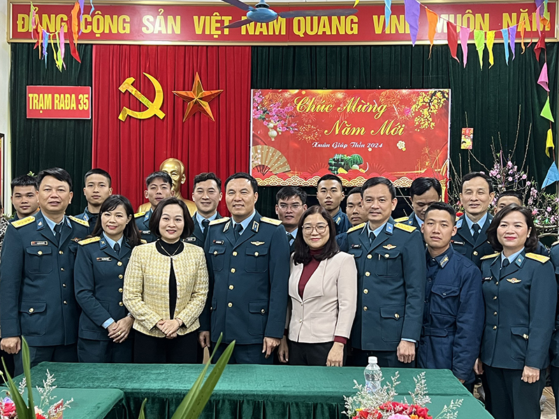 Quân chủng Phòng không - Không quân kiểm tra sẵn sàng chiến đấu và chúc Tết Trạm Ra đa 35