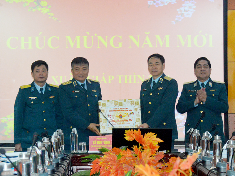 Thượng tướng Lê Huy Vịnh - Thứ trưởng Bộ Quốc phòng thăm và chúc Tết Học viện Phòng không-Không quân