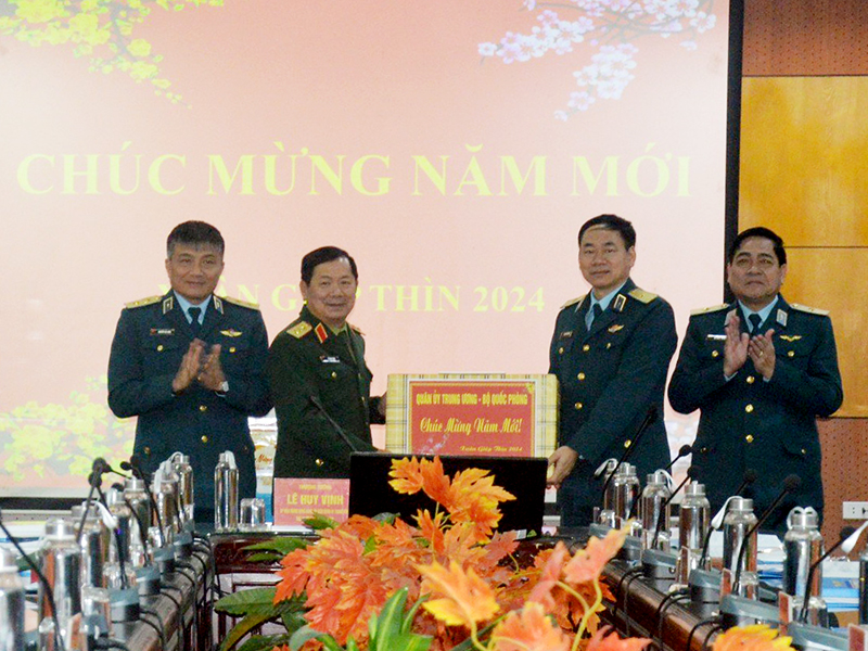 Thượng tướng Lê Huy Vịnh - Thứ trưởng Bộ Quốc phòng thăm và chúc Tết Học viện Phòng không-Không quân