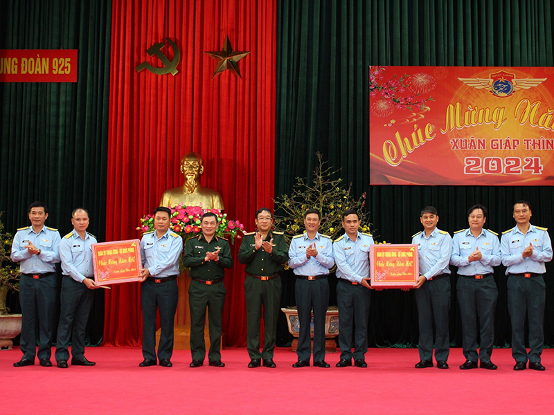 Thượng tướng Phạm Hoài Nam - Thứ trưởng Bộ Quốc phòng kiểm tra, chúc Tết Trung đoàn 925 và Trung đoàn 940