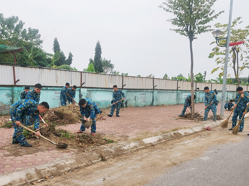 Sư đoàn Không quân 371 giúp nhân dân vệ sinh môi trường