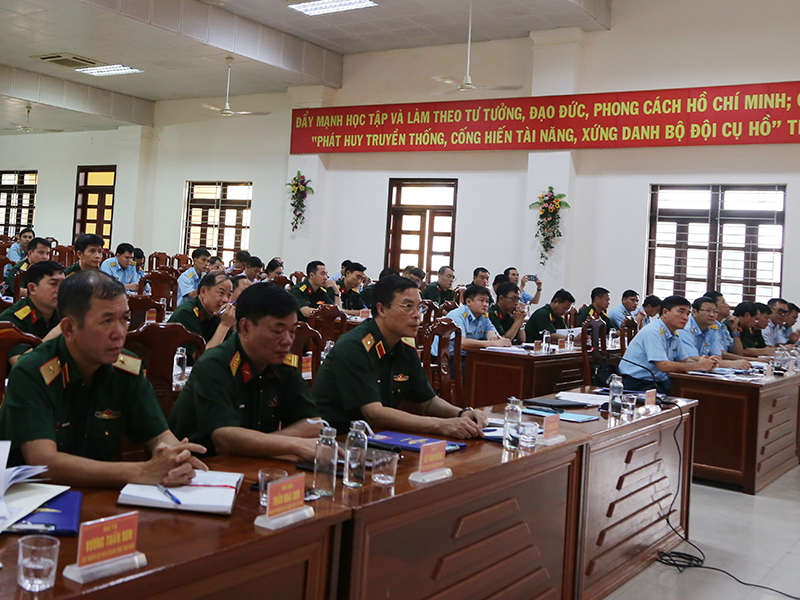 Chiều 8-1, tại Sư đoàn 370, Ban Chỉ huy Đóng quân canh phòng (ĐQCP) Sân bay Tân Sơn Nhất đã tổ chức Hội nghị tổng kết công tác ĐQCP năm 2023 và trển khai nhiệm vụ năm 2024. Thượng tướng Phùng Sĩ Tấn - Phó Tổng Tham mưu trưởng QĐND Việt Nam dự và phát biểu chỉ đạo. Dự Hội nghị còn có các đồng chí: Thiếu tướng Tạ Quang Thảo - Phó Cục trưởng Cục Quân huấn (BTTM); Thiếu tướng Trần Hoài Sơn - Phó Cục trưởng Cục Tác chiến điện tử (BTTM); Đại tá Trần Mạnh Cường - Phó Tham mưu trưởng Quân chủng Phòng không- Không quân (PK-KQ) và đại diện lãnh đạo, chỉ huy các đầu mối đơn vị đóng quân trên địa bàn Sân bay Tân Sơn Nhất.