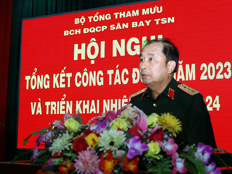Chiều 8-1, tại Sư đoàn 370, Ban Chỉ huy Đóng quân canh phòng (ĐQCP) Sân bay Tân Sơn Nhất đã tổ chức Hội nghị tổng kết công tác ĐQCP năm 2023 và trển khai nhiệm vụ năm 2024. Thượng tướng Phùng Sĩ Tấn - Phó Tổng Tham mưu trưởng QĐND Việt Nam dự và phát biểu chỉ đạo. Dự Hội nghị còn có các đồng chí: Thiếu tướng Tạ Quang Thảo - Phó Cục trưởng Cục Quân huấn (BTTM); Thiếu tướng Trần Hoài Sơn - Phó Cục trưởng Cục Tác chiến điện tử (BTTM); Đại tá Trần Mạnh Cường - Phó Tham mưu trưởng Quân chủng Phòng không- Không quân (PK-KQ) và đại diện lãnh đạo, chỉ huy các đầu mối đơn vị đóng quân trên địa bàn Sân bay Tân Sơn Nhất.