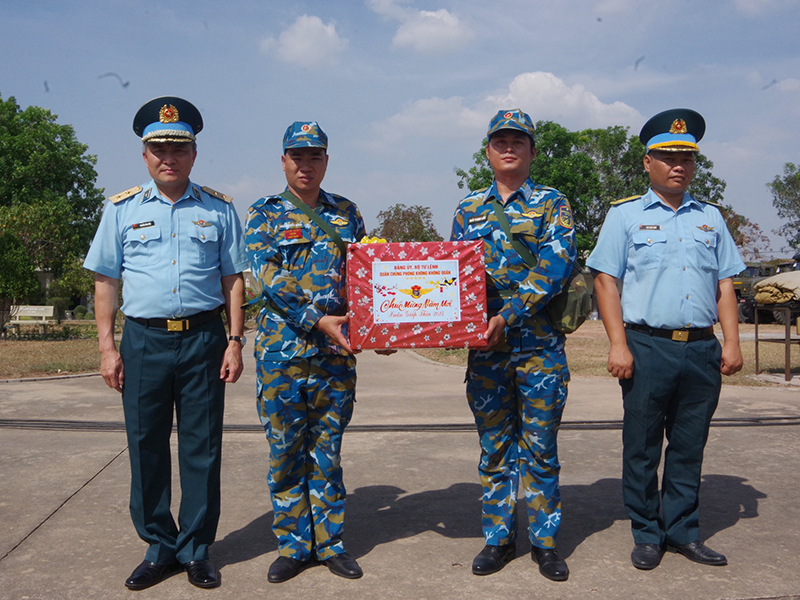 Trung tướng Nguyễn Văn Hiền - Tư lệnh Quân chủng PK-KQ kiểm tra sẵn sàng chiến đấu, chúc Tết một số đơn vị trực thuộc Sư đoàn 367 và Sư đoàn 370