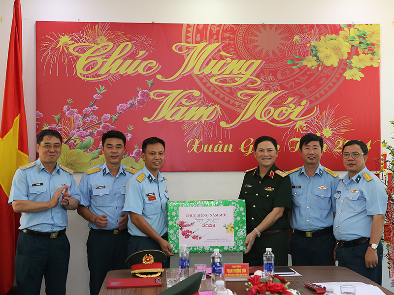 Trung tướng Phạm Trường Sơn - Phó Tổng Tham mưu trưởng QĐND Việt Nam kiểm tra sẵn sàng chiến đấu tại Sư đoàn 367 và Sư đoàn 370