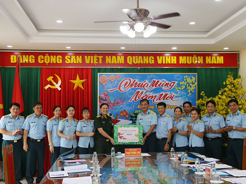 Trung tướng Phạm Trường Sơn - Phó Tổng Tham mưu trưởng QĐND Việt Nam kiểm tra sẵn sàng chiến đấu tại Sư đoàn 367 và Sư đoàn 370