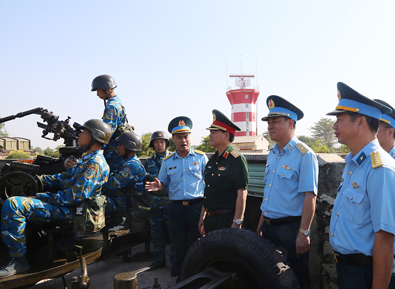 Trung tướng Phạm Trường Sơn - Phó Tổng Tham mưu trưởng QĐND Việt Nam kiểm tra sẵn sàng chiến đấu tại Sư đoàn 367 và Sư đoàn 370