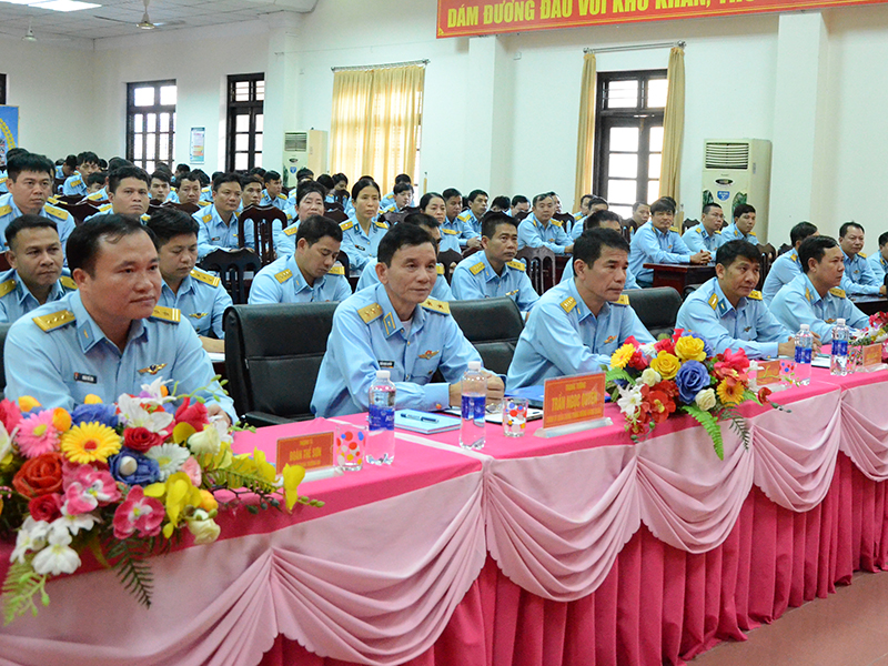 Hội nghị công bố quyết định khen thưởng và thăng quân hàm trước thời hạn đối với phi công Đỗ Tiến Đức