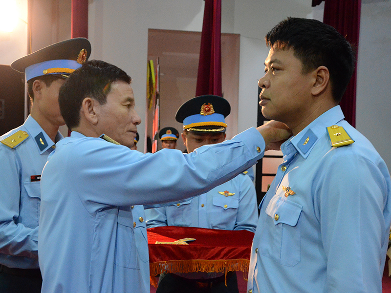 Hội nghị công bố quyết định khen thưởng và thăng quân hàm trước thời hạn đối với phi công Đỗ Tiến Đức