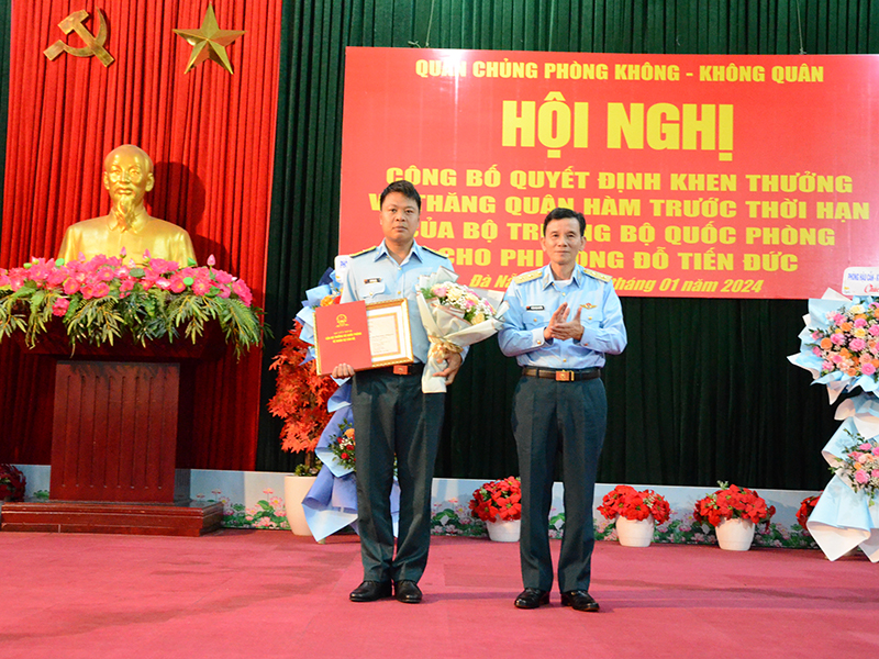 Hội nghị công bố quyết định khen thưởng và thăng quân hàm trước thời hạn đối với phi công Đỗ Tiến Đức