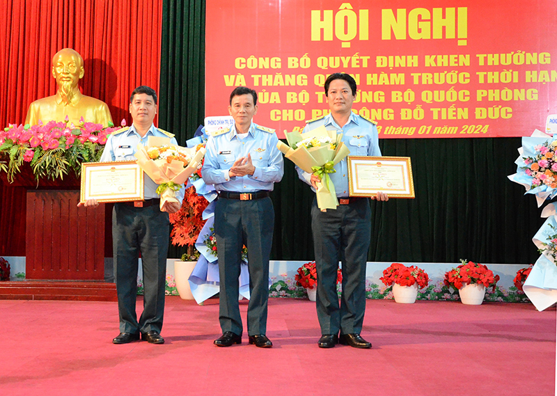 Hội nghị công bố quyết định khen thưởng và thăng quân hàm trước thời hạn đối với phi công Đỗ Tiến Đức