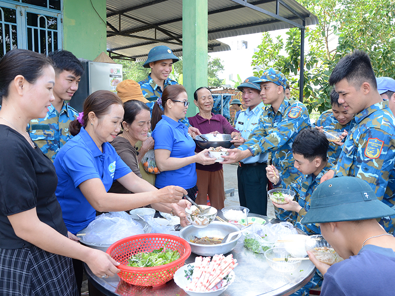 Tình quân dân trong hoạn nạn