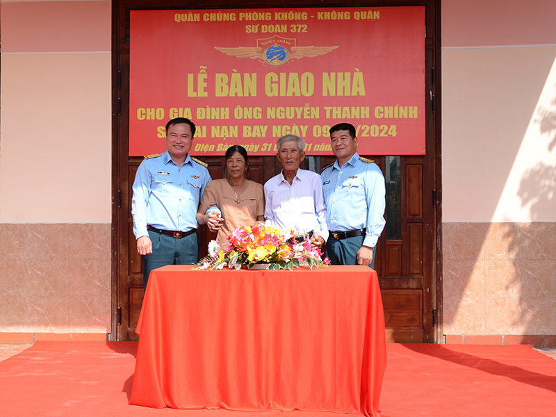 Sư đoàn 372 bàn giao nhà cho gia đình ông Nguyễn Thanh Chính, sau tai nạn máy bay ngày 9-1-2024