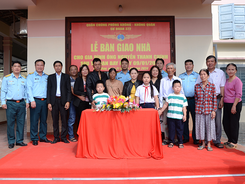 Sư đoàn 372 bàn giao nhà cho gia đình ông Nguyễn Thanh Chính, sau tai nạn máy bay ngày 9-1-2024