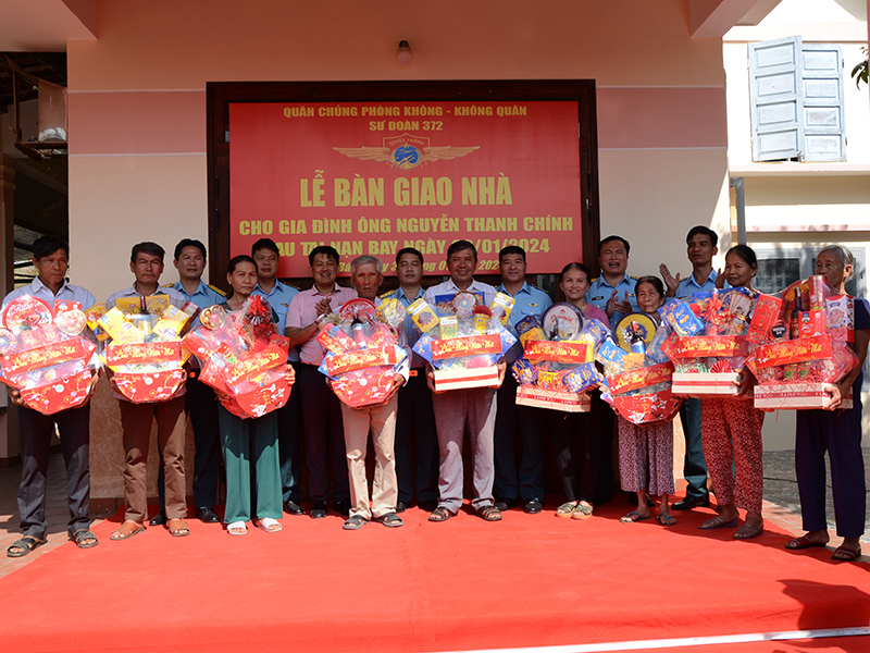 Sư đoàn 372 bàn giao nhà cho gia đình ông Nguyễn Thanh Chính, sau tai nạn máy bay ngày 9-1-2024