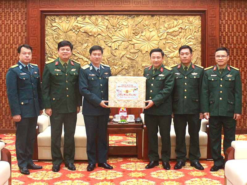 Thiếu tướng Bùi Đức Hiền - Phó Tư lệnh Quân chủng Phòng không - Không quân chúc Tết Quân khu 4
