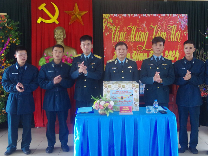 Quân chủng Phòng không - Không quân kiểm tra sẵn sàng chiến đầu, chúc Tết Tiểu đoàn 63, Trung đoàn 236