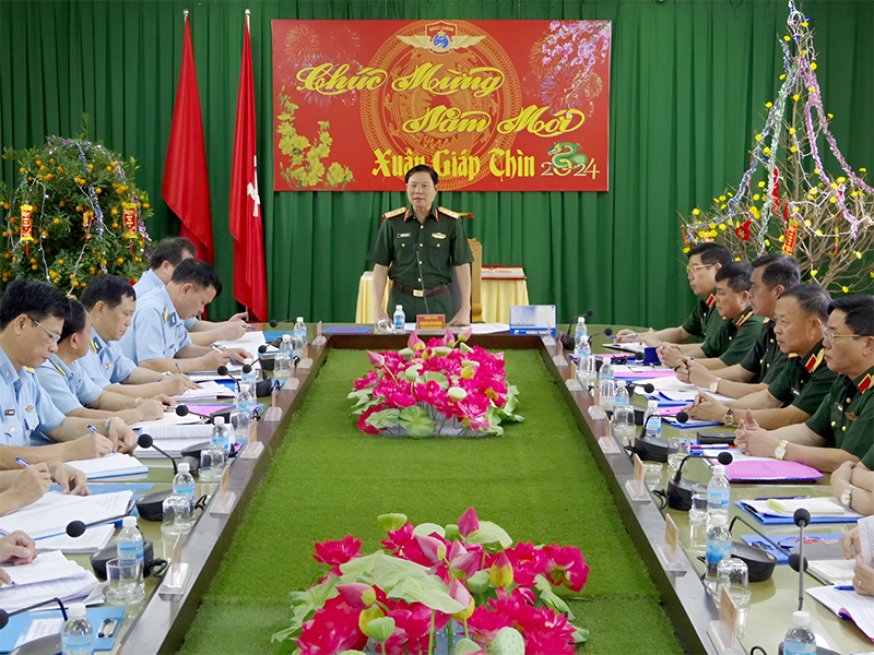 Thượng tướng Nguyễn Tân Cương kiểm tra sẵn sàng chiến đấu và chúc Tết Sư đoàn 377