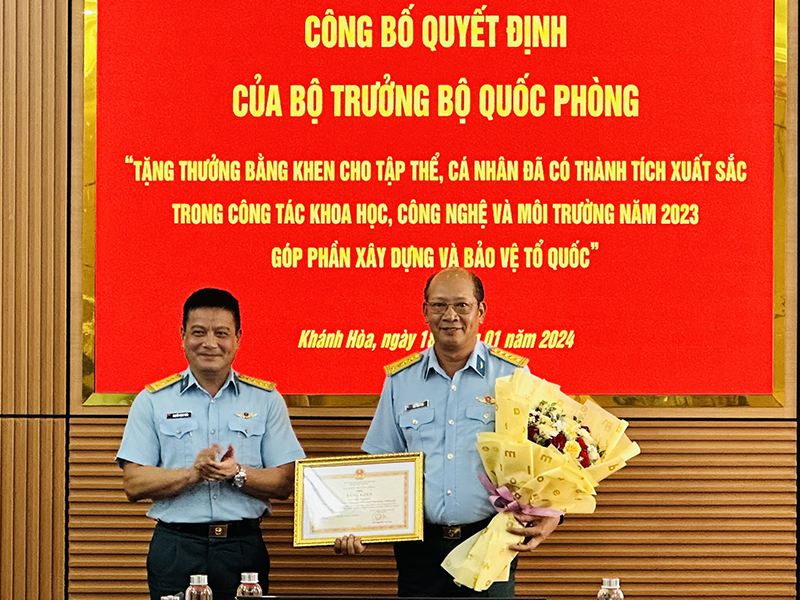 Trường Sĩ quan Không quân công bố Quyết định của Bộ trưởng Bộ Quốc phòng khen thưởng tập thể, cá nhân có thành tích xuất sắc trong công tác khoa học, công nghệ và môi trường năm 2023