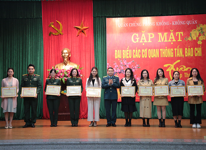 Quân chủng Phòng không - Không quân gặp mặt đại biểu các cơ quan thông tấn báo chí nhân dịp Xuân Giáp Thìn - 2024