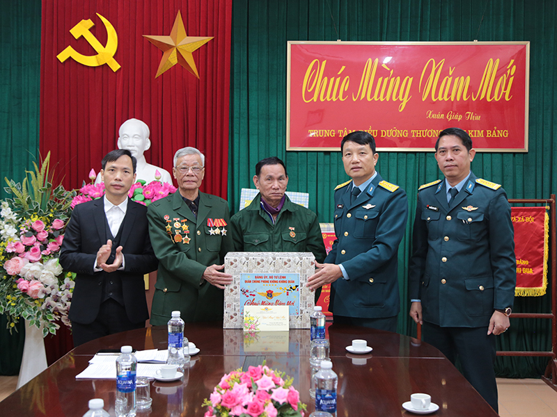 Quân chủng Phòng không - Không quân thăm, chúc Tết các trung tâm điều dưỡng thương binh