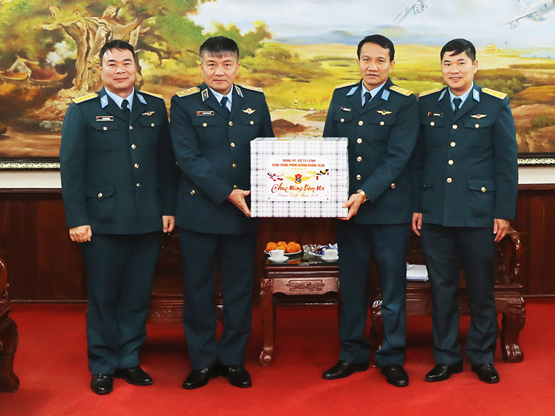 Thượng tướng Nguyễn Tân Cương thăm, kiểm tra, chúc Tết Trung đoàn Không quân 927