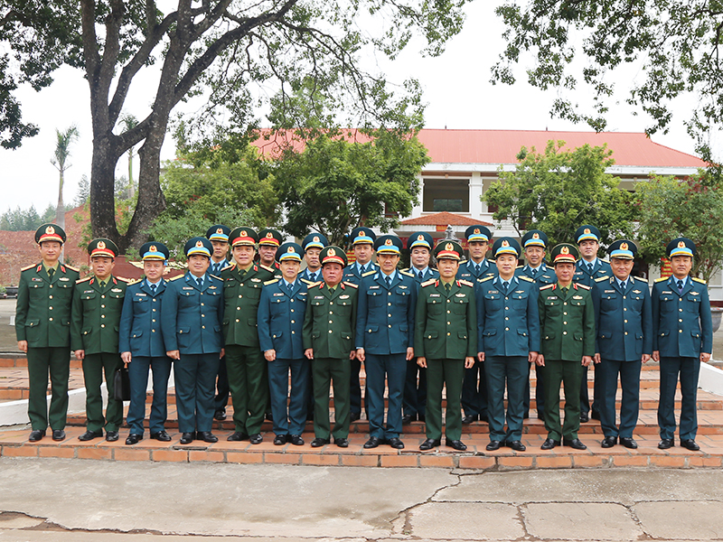 Thượng tướng Nguyễn Tân Cương thăm, kiểm tra, chúc Tết Trung đoàn Không quân 927