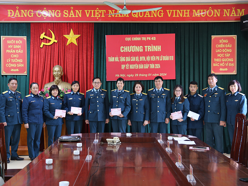 Cục Chính trị Quân chủng PK-KQ tặng quà hội viên phụ nữ, đoàn viên thanh niên có hoàn cảnh khó khăn