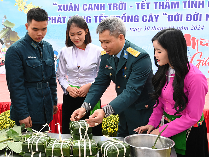 Trung đoàn 250 tổ chức Chương trình “Xuân canh trời - Tết thắm tình quân dân” và phát động Tết trồng cây “Đời đời nhớ ơn Bác Hồ”