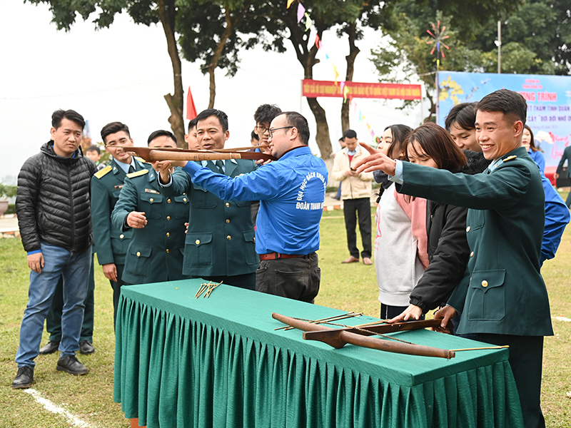 Trung đoàn 250 tổ chức Chương trình “Xuân canh trời - Tết thắm tình quân dân” và phát động Tết trồng cây “Đời đời nhớ ơn Bác Hồ”