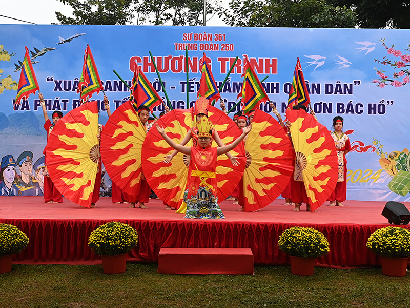 Trung đoàn 250 tổ chức Chương trình “Xuân canh trời - Tết thắm tình quân dân” và phát động Tết trồng cây “Đời đời nhớ ơn Bác Hồ”