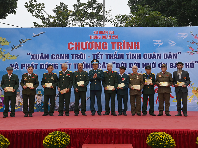 Trung đoàn 250 tổ chức Chương trình “Xuân canh trời - Tết thắm tình quân dân” và phát động Tết trồng cây “Đời đời nhớ ơn Bác Hồ”