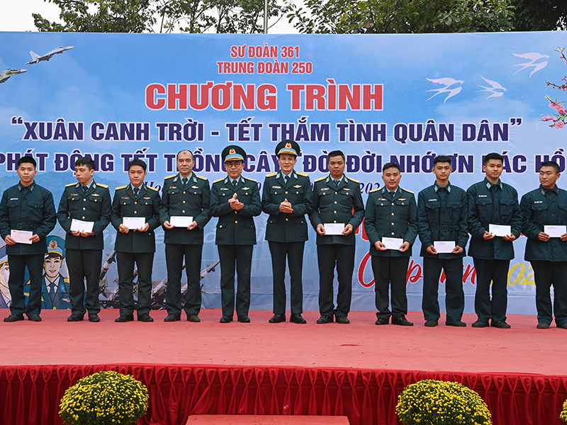 Trung đoàn 250 tổ chức Chương trình “Xuân canh trời - Tết thắm tình quân dân” và phát động Tết trồng cây “Đời đời nhớ ơn Bác Hồ”