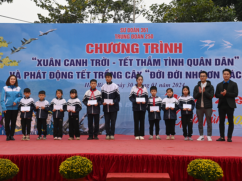 Trung đoàn 250 tổ chức Chương trình “Xuân canh trời - Tết thắm tình quân dân” và phát động Tết trồng cây “Đời đời nhớ ơn Bác Hồ”