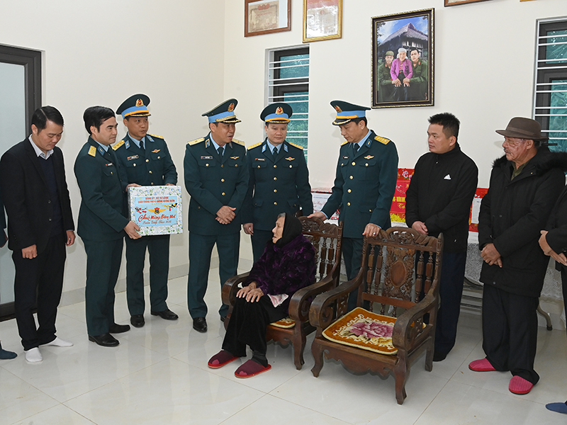 Trung đoàn 250 tổ chức Chương trình “Xuân canh trời - Tết thắm tình quân dân” và phát động Tết trồng cây “Đời đời nhớ ơn Bác Hồ”