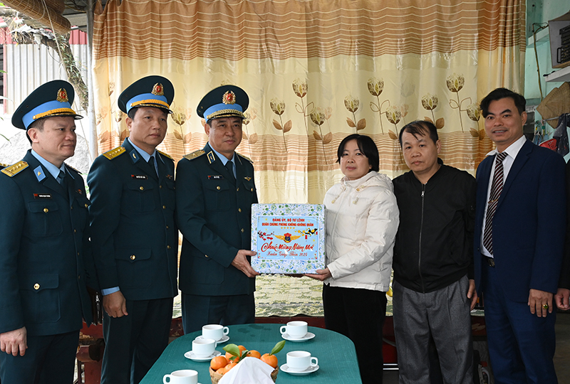 Trung đoàn 250 tổ chức Chương trình “Xuân canh trời - Tết thắm tình quân dân” và phát động Tết trồng cây “Đời đời nhớ ơn Bác Hồ”