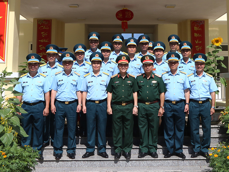 Trung tướng Phạm Trường Sơn - Phó Tổng Tham mưu trưởng QĐND Việt Nam kiểm tra, chúc tết Trung đoàn 917 và Trạm Ra đa 50