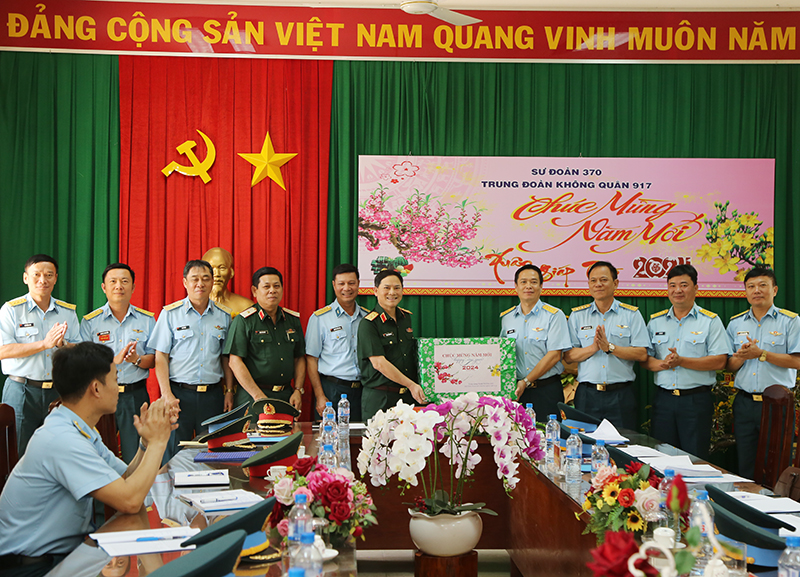 Trung tướng Phạm Trường Sơn - Phó Tổng Tham mưu trưởng QĐND Việt Nam kiểm tra, chúc tết Trung đoàn 917 và Trạm Ra đa 50