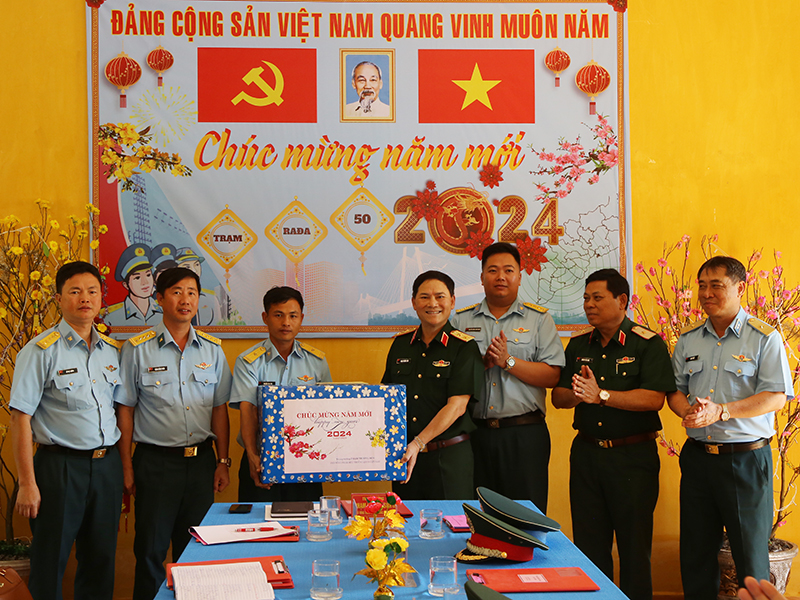 Trung tướng Phạm Trường Sơn - Phó Tổng Tham mưu trưởng QĐND Việt Nam kiểm tra, chúc tết Trung đoàn 917 và Trạm Ra đa 50