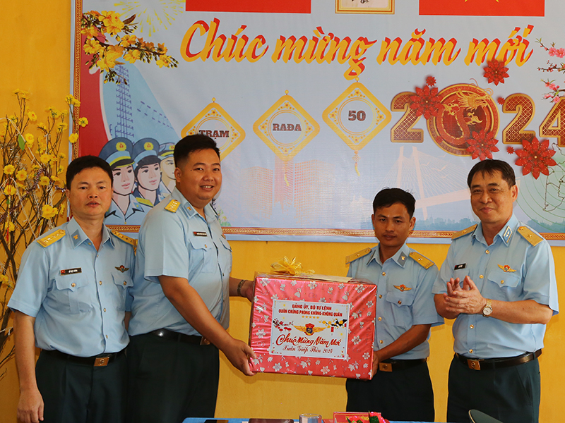 Trung tướng Phạm Trường Sơn - Phó Tổng Tham mưu trưởng QĐND Việt Nam kiểm tra, chúc tết Trung đoàn 917 và Trạm Ra đa 50