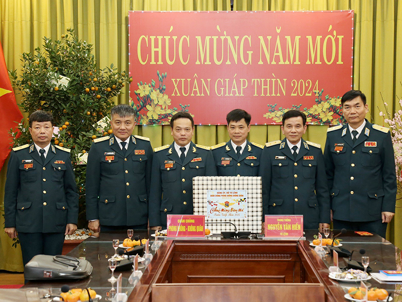 Thủ trưởng Bộ Tư lệnh Quân chủng Phòng không - Không quân kiểm tra nền nếp canh trực sẵn sàng chiến đấu và chúc Tết cán bộ, chiến sĩ các đơn vị