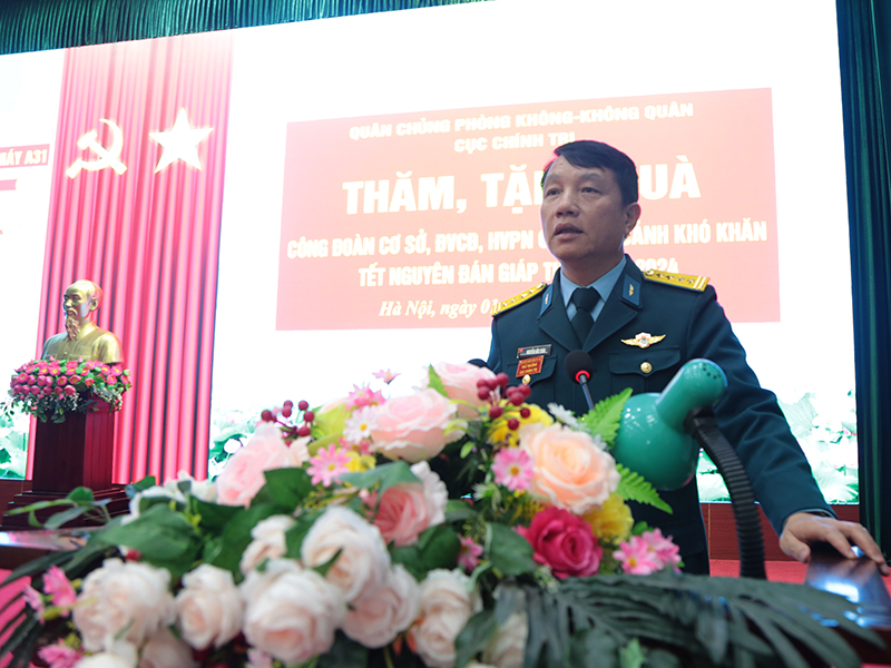 Cục Chính trị Quân chủng thăm, tặng quà đoàn viên công đoàn, hội viên phụ nữ các nhà máy có hoàn cảnh khó khăn