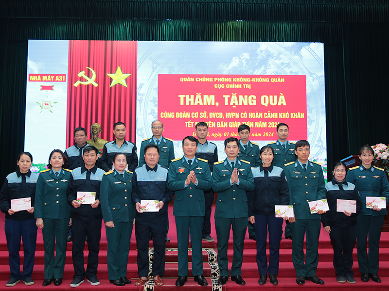 Cục Chính trị Quân chủng thăm, tặng quà đoàn viên công đoàn, hội viên phụ nữ các nhà máy có hoàn cảnh khó khăn