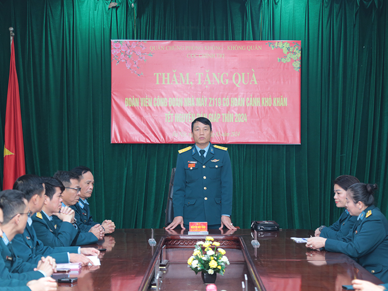 Cục Chính trị Quân chủng thăm, tặng quà đoàn viên công đoàn, hội viên phụ nữ các nhà máy có hoàn cảnh khó khăn