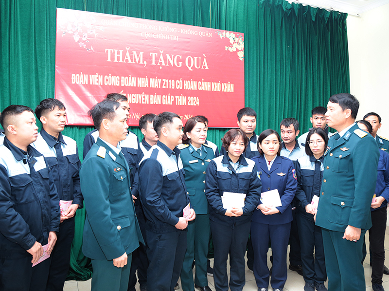 Cục Chính trị Quân chủng thăm, tặng quà đoàn viên công đoàn, hội viên phụ nữ các nhà máy có hoàn cảnh khó khăn