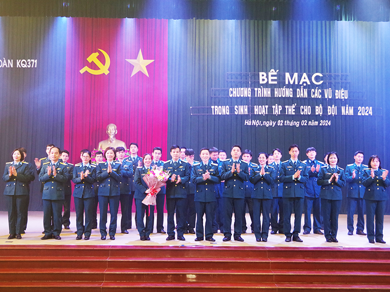 Sư đoàn 371 hướng dẫn các vũ điệu trong sinh hoạt tập thể cho bộ đội