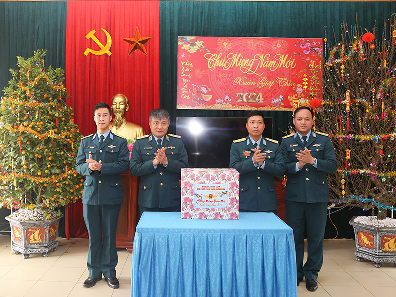 Trung tướng Nguyễn Văn Hiền - Tư lệnh Quân chủng PK-KQ kiểm tra sẵn sàng chiến đấu, chúc Tết một số đơn vị trực thuộc Sư đoàn 361