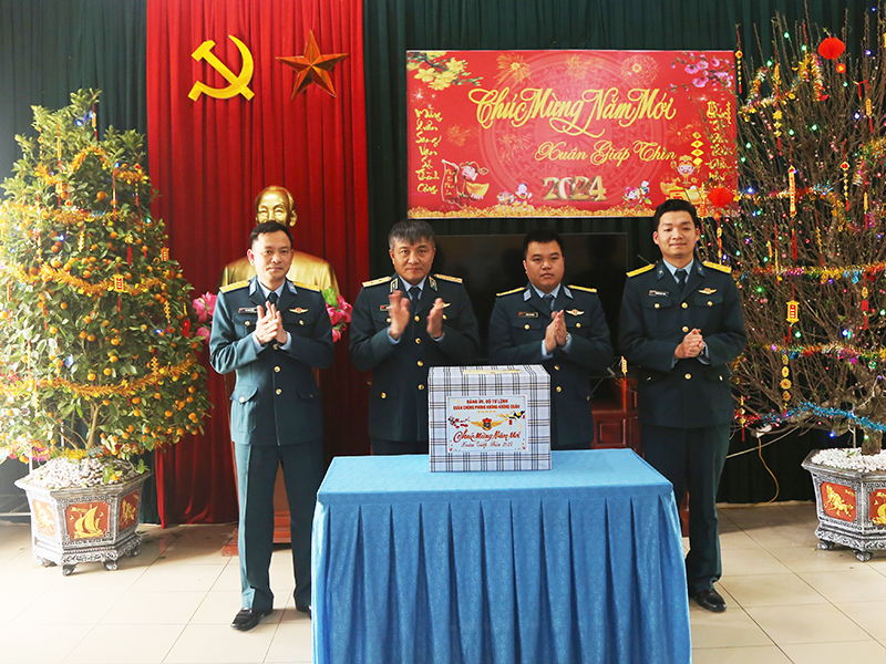 Trung tướng Nguyễn Văn Hiền - Tư lệnh Quân chủng PK-KQ kiểm tra sẵn sàng chiến đấu, chúc Tết một số đơn vị trực thuộc Sư đoàn 361